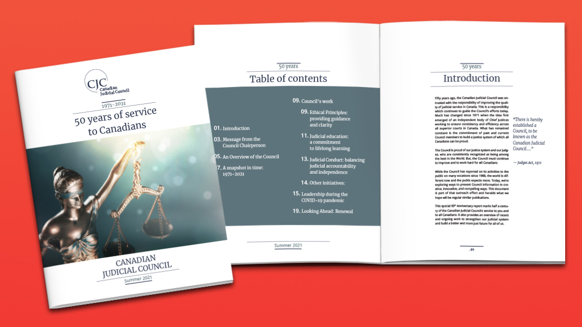 Couverture alternative du rapport commémoratif du Conseil canadien de la magistrature « 50 ans de service aux Canadiens », avec la statue de la Justice et les pages d’introduction présentant la table des matières et la mission du Conseil.