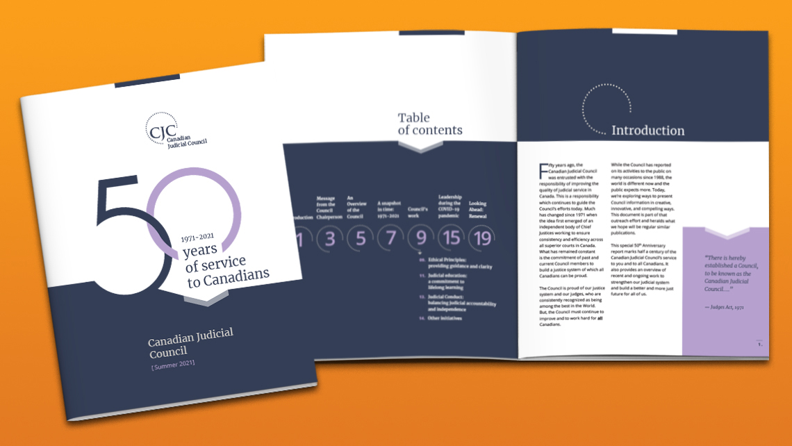 Publication alternative du Conseil canadien de la magistrature « 50 ans de service aux Canadiens », avec un grand chiffre 50 stylisé et les pages d’introduction décrivant l’histoire et les objectifs du Conseil.